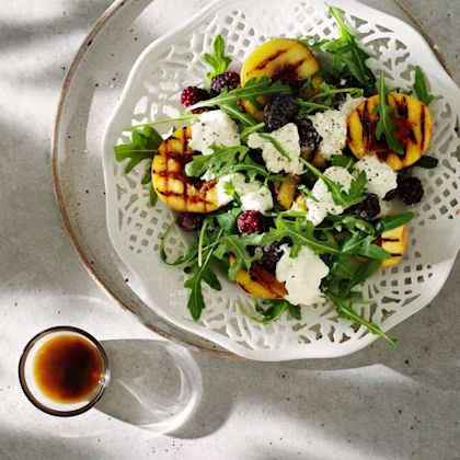 Sallad med burrata och grillad nektarin