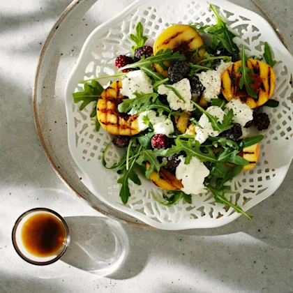 Sallad med burrata och grillad nektarin