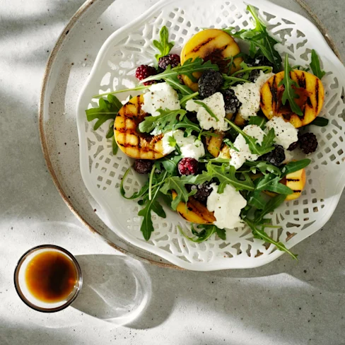 Sallad med burrata och grillad nektarin