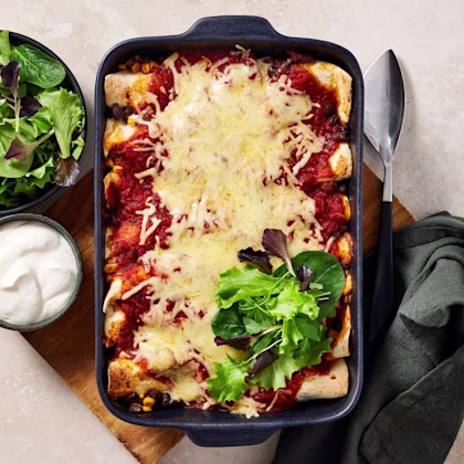 enchiladas med bönor, tomatsås och majs