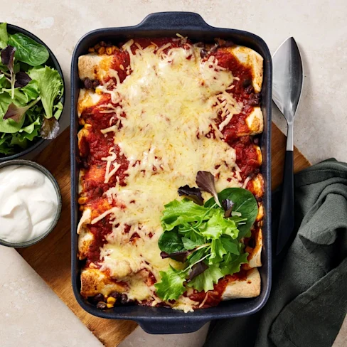enchiladas med bönor, tomatsås och majs