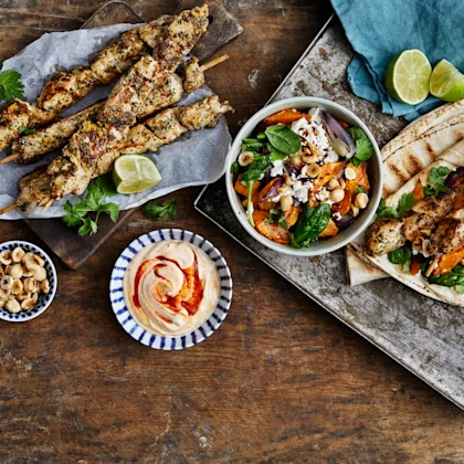 Kycklingspett med rostad sötpotatissallad och chilimajonnäs