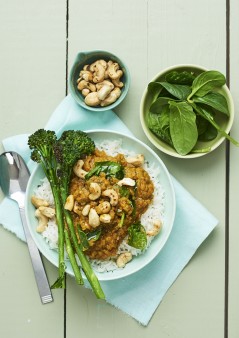 linsgryta med broccoli, spenat, ris och cashewnötter