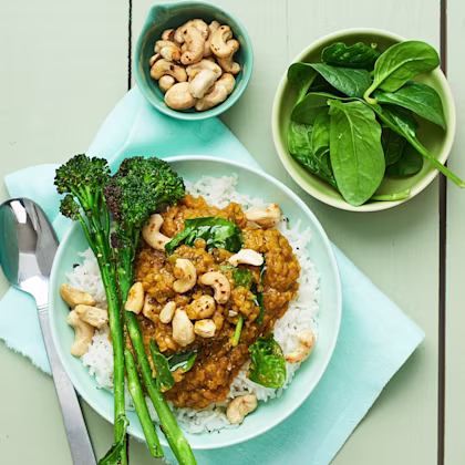 linsgryta med spenat, broccoli, ris och cashewnötter