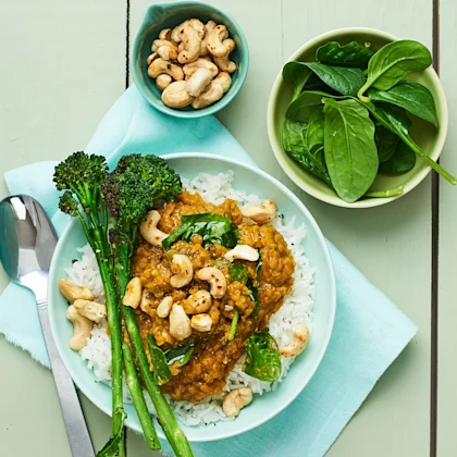 linsgryta med spenat, broccoli, ris och cashewnötter