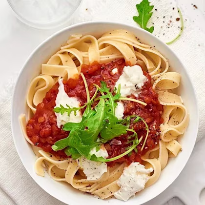 Tagliatelle med tomatsås och mozzarella
