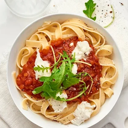 Tagliatelle med tomatsås och mozzarella