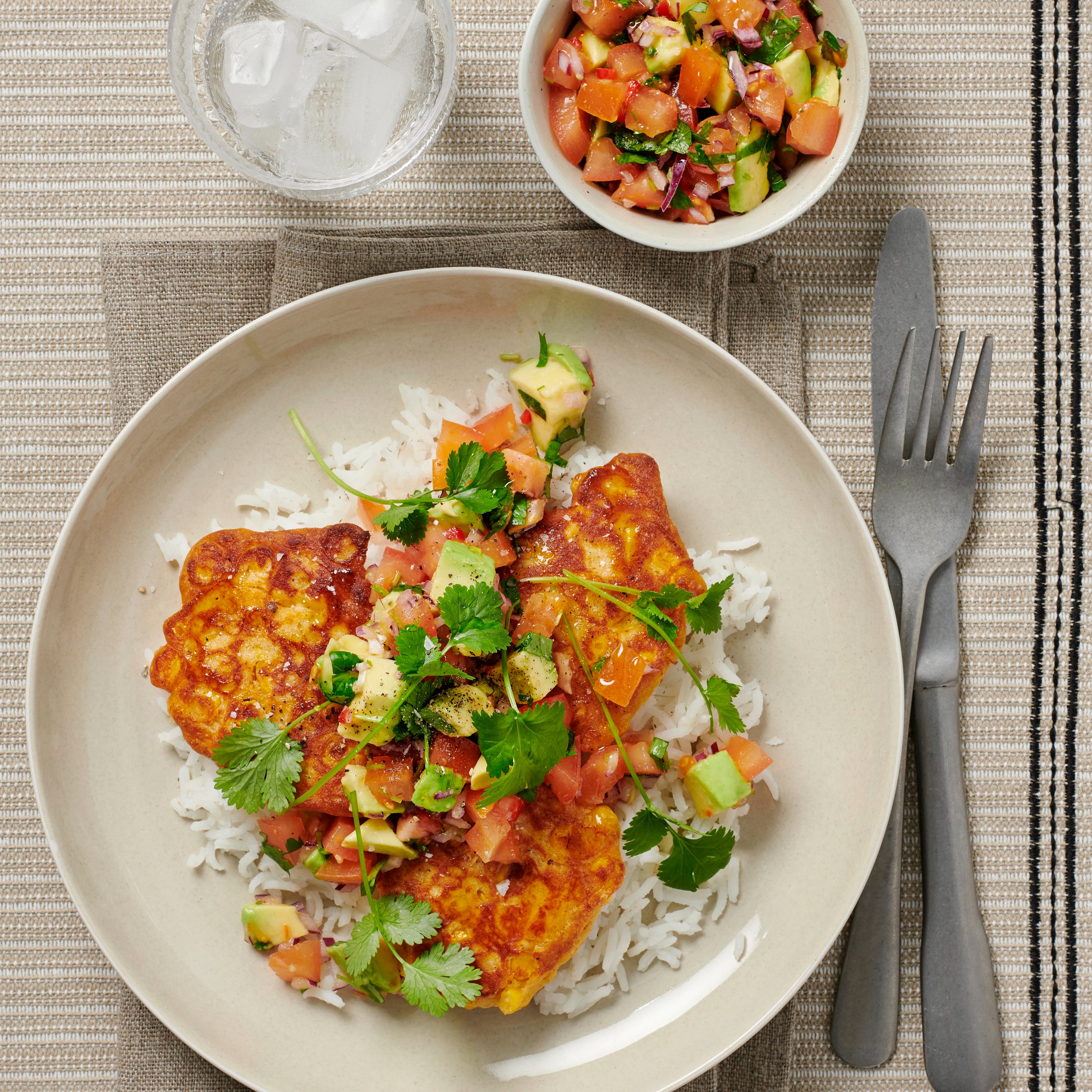 Majsfritters med avokadosallad