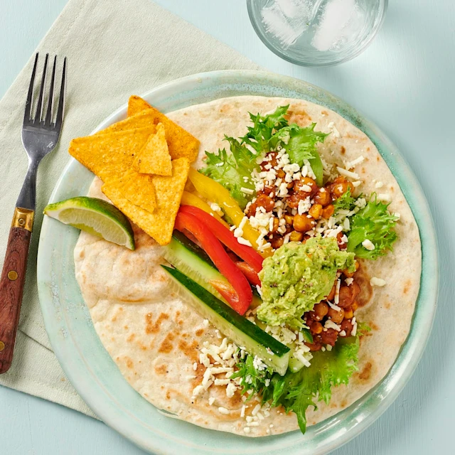 Kikärtstacos med avokado och paprikasallad