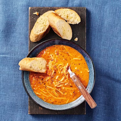 Tomatsoppa med pasta och vitlöksbröd
