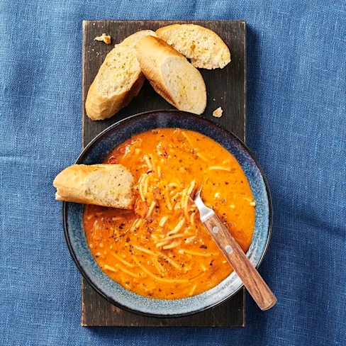Tomatsoppa med pasta och vitlöksbröd