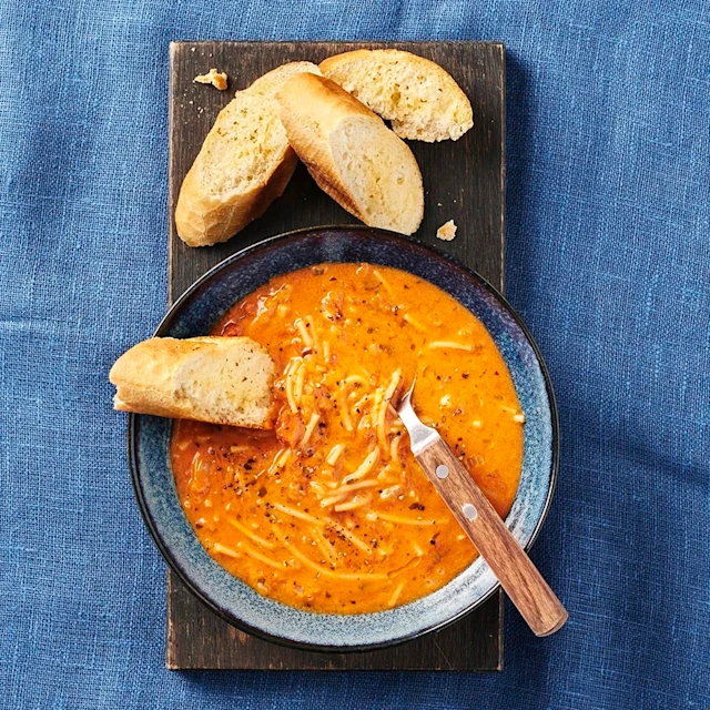 Tomatsoppa med pasta och vitlöksbröd