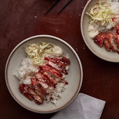 Tonkatsu, japansk schnitzel med kålsallad och ris