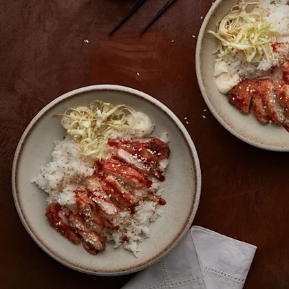 Tonkatsu, japansk schnitzel med kålsallad och ris
