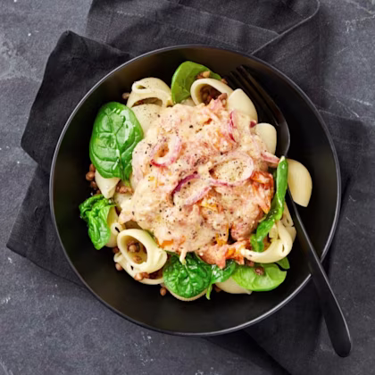 Varm fetaost- och tomatpasta med spenat