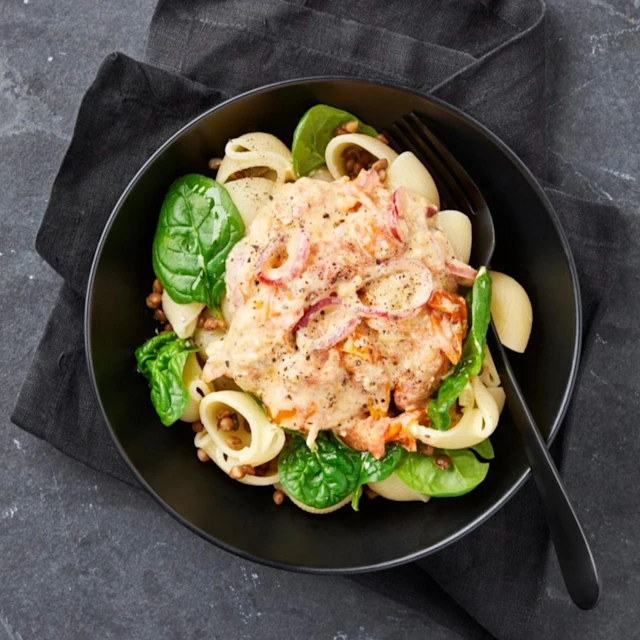 Varm fetaost- och tomatpasta med spenat