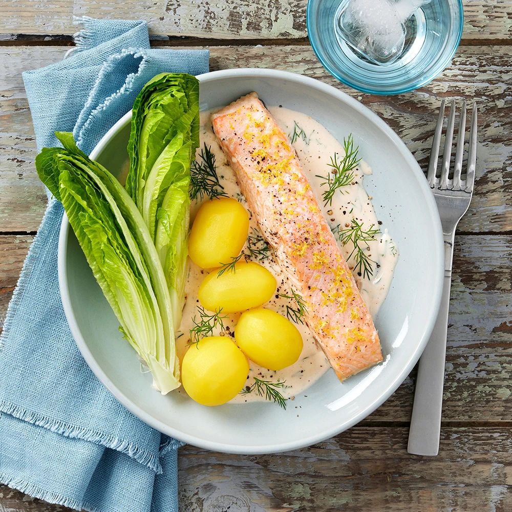 Citronbakad lax med dillsås och stekt hjärtsallad