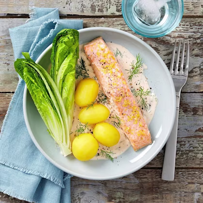 Citronbakad lax med dillsås och stekt hjärtsallad