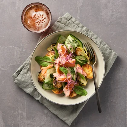 Varmrökt lax med rostad brysselkål och senapsgurka