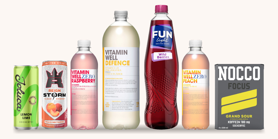 Olika drycker i burk och flaska, bland annat Nocco Focus, Clean Drink, Vitamin Well, Fun Light, GAAM, Reign, SAV:D och Sanpellegrino, med texten “Klicka för att handla.”