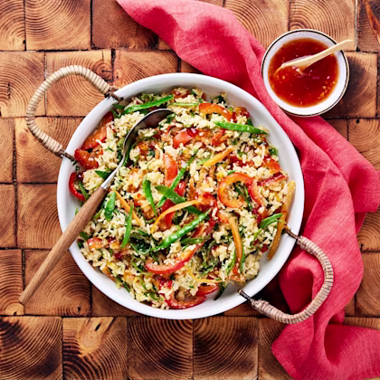 Fried rice med grönsaker och ägg