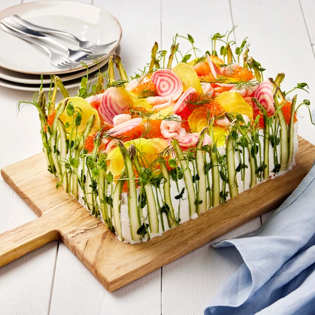 Smörgåstårta med räkor och lax