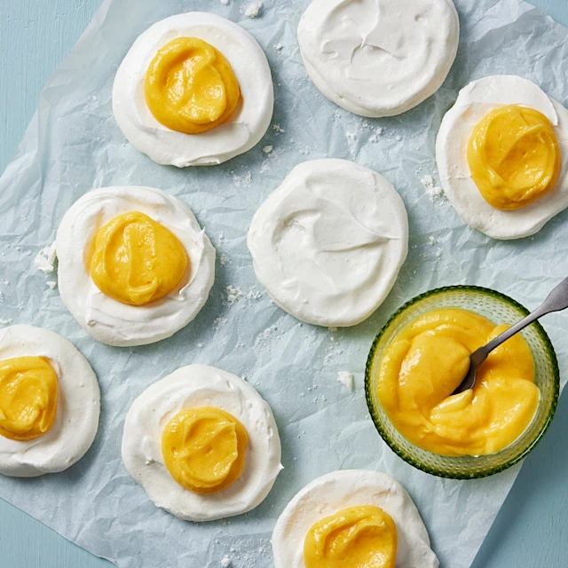 Minipavlova med lemon curd
