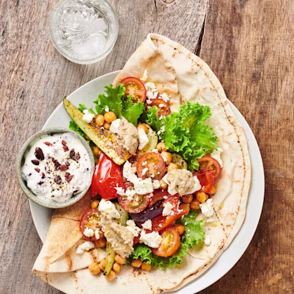 Rostade grönsaker i libabröd med hummus