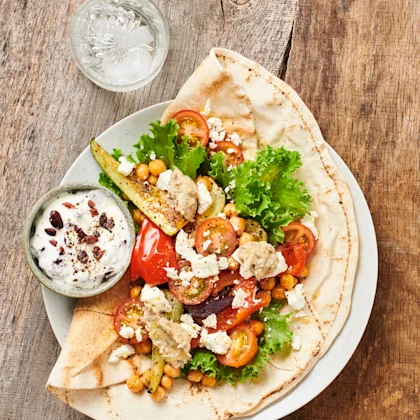 Rostade grönsaker i libabröd med hummus