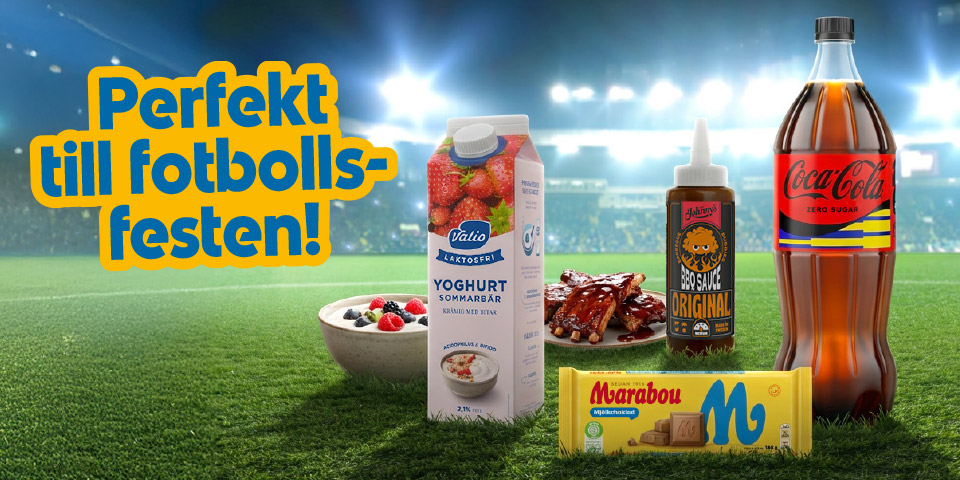Fotbollsplan med produkter som yoghurt, grillsås, kött, choklad och läsk framför läktare, med texten “Perfekt till fotbollsfesten!” Klicka för att handla.