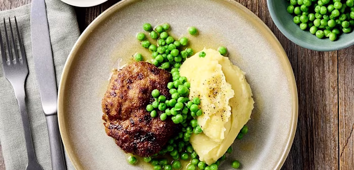 Falska Wallenbergare med potatismos, ärtor och rårörda lingon
