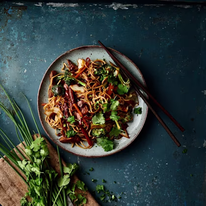 Wok med äggnudlar och fläskfilé