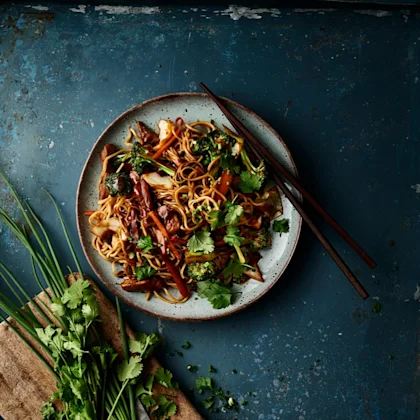 Wok med äggnudlar och fläskfilé