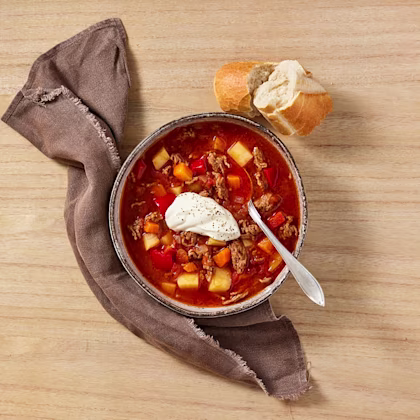 Köttfärsgulasch med baguette och vitlökskräm