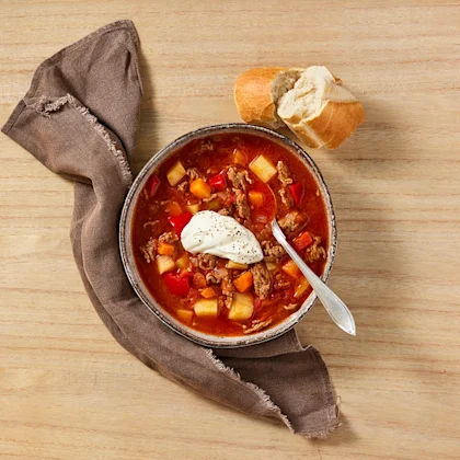 Köttfärsgulasch med baguette och vitlökskräm