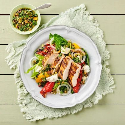 Grillad paprikasallad med kycklingfilé och pistagedressing