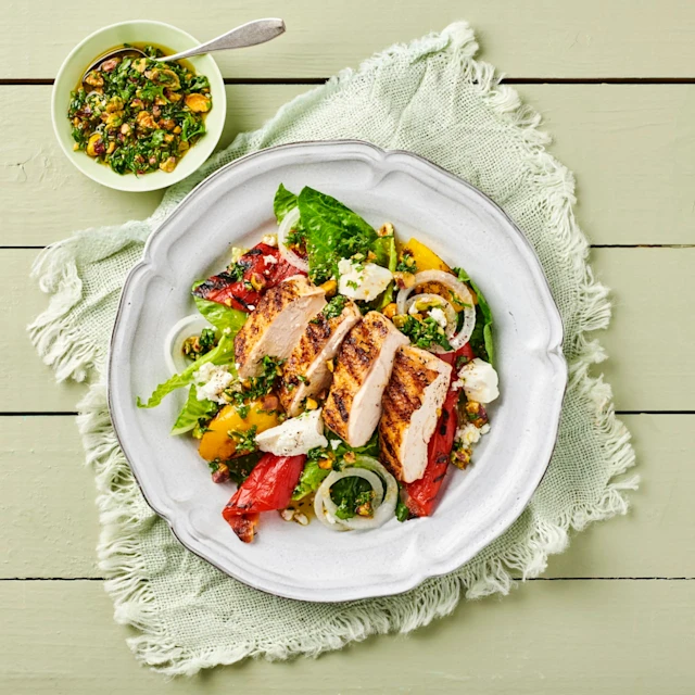 Grillad paprikasallad med kycklingfilé och pistagedressing