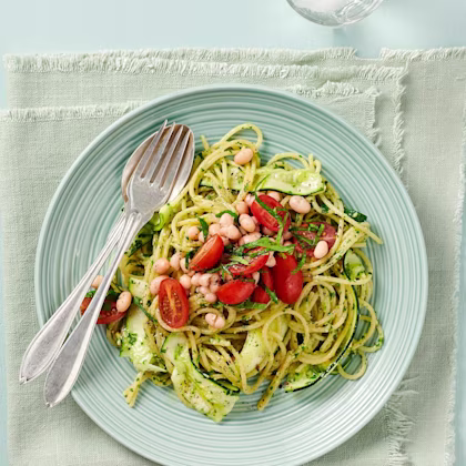 Pasta med grönkålspesto och tomater