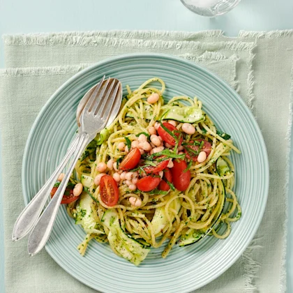 Pasta med grönkålspesto och tomater