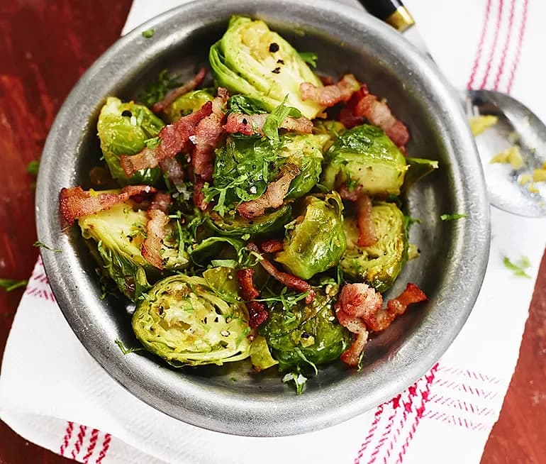 Apelsinstekt brysselkål med knaperstekt fläsk