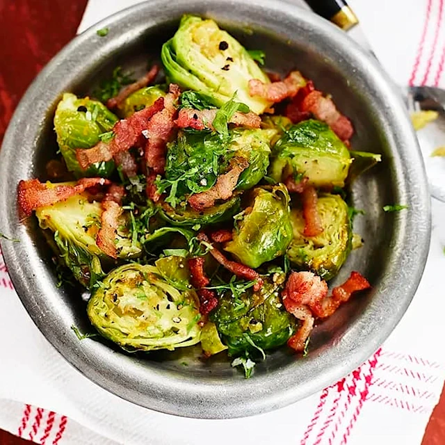 Apelsinstekt brysselkål med knaperstekt fläsk