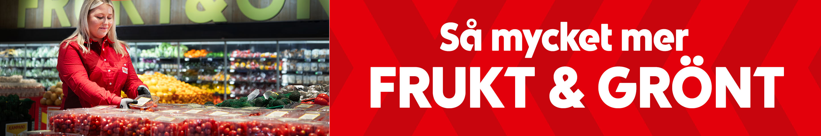 Person i röd skjorta plockar bland frukt och grönsaker i en butik med texten "Så mycket mer FRUKT & GRÖNT".