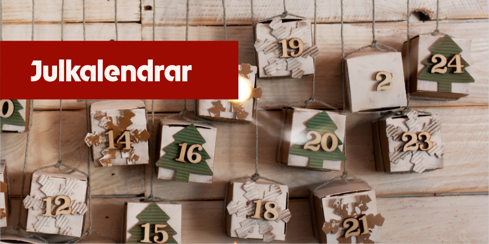 Julkalendrar i form av små numrerade lådor hängande på snören med texten "Julkalendrar".