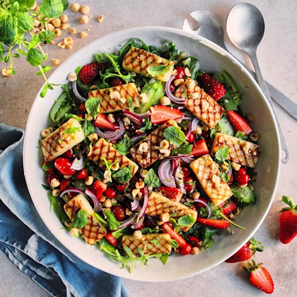 Somrig sallad med pannoumi och jordgubbar
