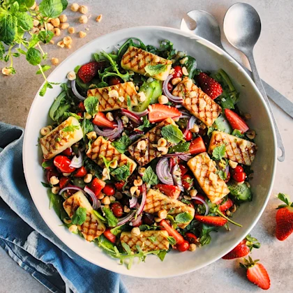 Somrig sallad med pannoumi och jordgubbar