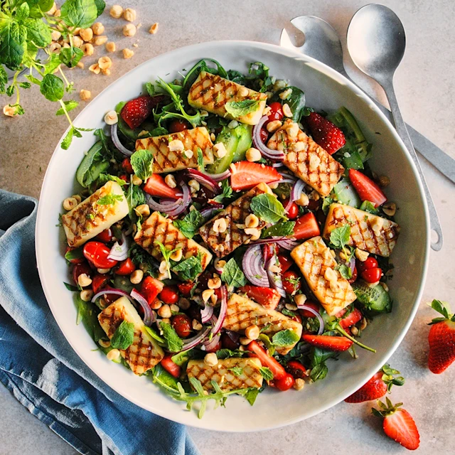 Somrig sallad med pannoumi och jordgubbar