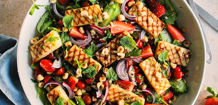 Somrig sallad med pannoumi och jordgubbar