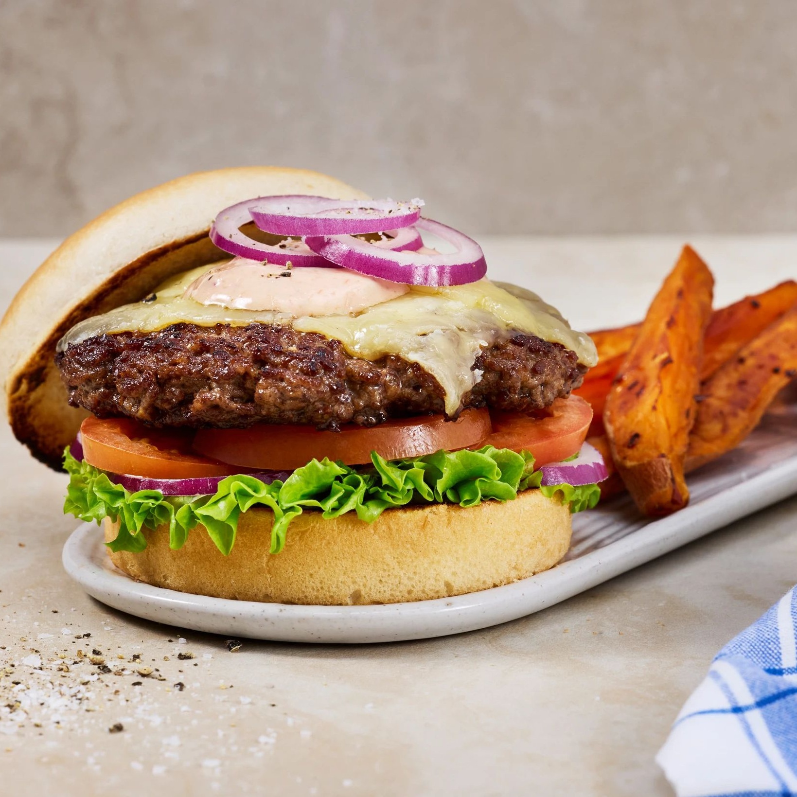 Högrevsburgare med rostad sötpotatis