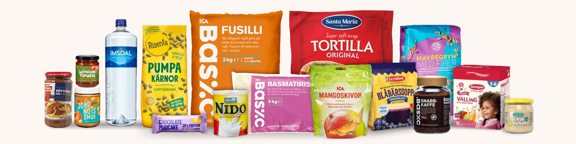 Olika livsmedelsprodukter, bland annat pasta, ris, vatten, pumpakärnor, tortillabröd, havregryn, köttfärssås, soltorkade tomater, jordnötssmör, proteinbar, mjölkpulver, mangoskivor, blåbärssoppa, snabbkaffe, välling och honung, uppställda på rad.