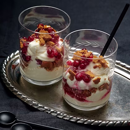 Cheesecake i glas med pepparkaka och lingon